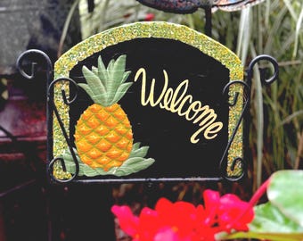 Letrero de pizarra de bienvenida con forma de piña: Hospitalidad de Colonial Williamsburg - El soporte de hierro se vende por separado.