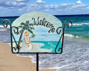 Letrero de pizarra de bienvenida con muñeco de nieve y arena de playa: decoración tropical para jardín de invierno. El soporte de hierro se vende por separado.
