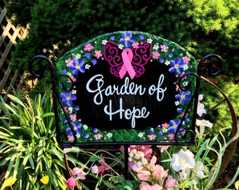 Letrero de pizarra pintado a mano para concienciar sobre el cáncer: Memorial personalizado con diseño floral y mariposa. El soporte se vende por separado.