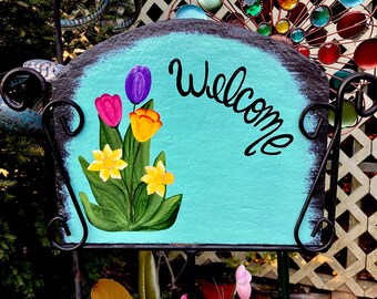 Letrero de bienvenida de pizarra con tulipanes y narcisos pintados a mano - Decoración de primavera de Pascua - El soporte de hierro se vende por separado
