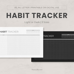 Może przedstawiać: Rustykalny drewniany szyld z napisem "Welcome to our home" w białych literach. Szyld ma postarzaną powierzchnię, idealny do dekoracji drzwi wejściowych.
