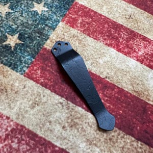 Commander, A-100, CQC, Seax, Karambit, Elvia, Sheepdog, Com-Seven + More Lucky Coy TITANIUM Pocket Clip for Emerson Knives (Colour Options) bild 1