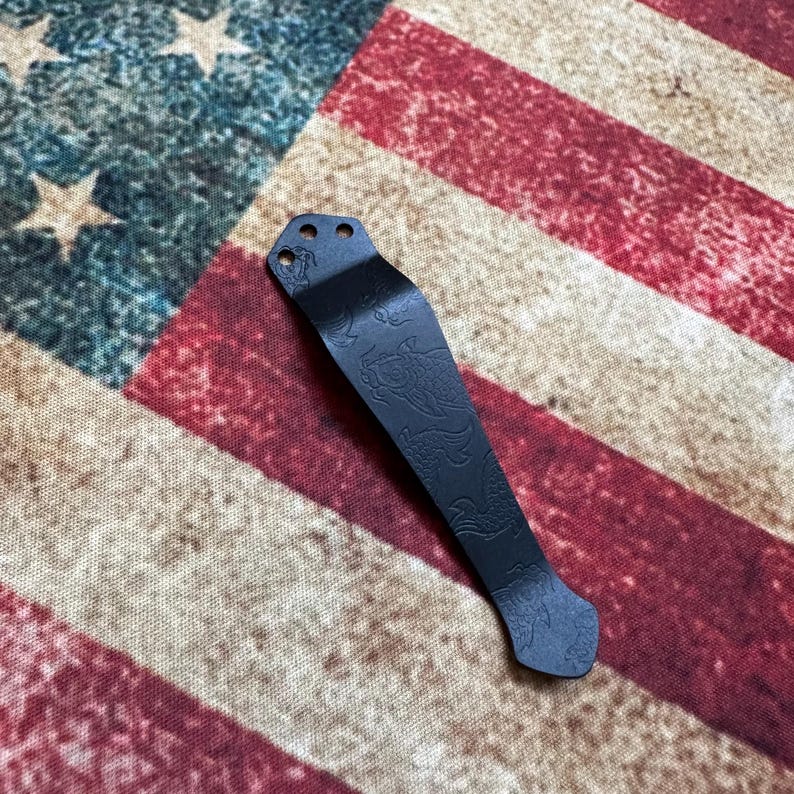 Commander, A-100, CQC, Seax, Karambit, Elvia, Sheepdog, Com-Seven + More Lucky Coy TITANIUM Pocket Clip for Emerson Knives (Colour Options) bild 1
