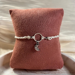 Può includere: Una tazza di ceramica bianca con manico nero e la scritta "But First, Coffee" in nero, con un carattere a mano. La tazza è su una superficie bianca.