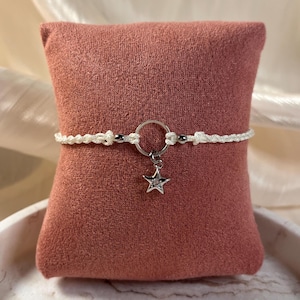 Könnte beinhalten: Set aus drei Keramikbechern mit gesprenkelter, matter Oberfläche. Jeder Becher hat eine andere Farbe: hellblau, creme und grau. Die Becher haben ein schlichtes, modernes Design und einen bequemen Griff.