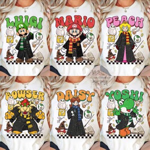 以下が含まれることがあります： 黒い持ち手と「But First, Coffee」のテキストが太字の黒で書かれた白いセラミックマグ。マグカップはぼやけた背景に置かれています。マグカップの高さは約10cmです。