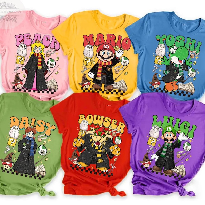 以下が含まれることがあります： 白い文字で「Welcome to our home」と書かれた素朴な木製の看板。 荒れた仕上がりとシンプルで魅力的なデザインで、玄関の装飾に最適です。