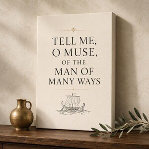 Könnte beinhalten: Ein rechteckiges Leinwandbild mit cremefarbenem Hintergrund, das den schwarzen Text "TELL ME, O MUSE, OF THE MAN OF MANY WAYS" über einer schwarzen Strichzeichnung eines antiken Ruderschiffs mit einem goldenen Zierelement zeigt.