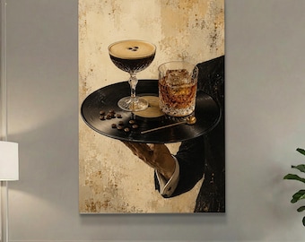 Op de afbeelding: Een zwarte vinylplaat die als dienblad dient, bevat een glas op een voet met een donkere vloeistof, een kort glas met een amberkleurige vloeistof met ijs, een klein gouden lepeltje en verspreide koffiebonen tegen een getextureerde beige achtergrond.