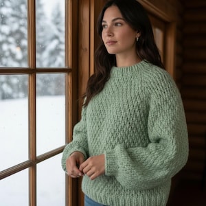 Può includere: Un cartello in legno fatto a mano con la scritta "Welcome to our home" in stile scritto a mano. Il cartello è dipinto di bianco con finitura invecchiata e bordo marrone scuro. Adatto per uso interno o esterno.