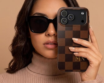 Funda personalizada para teléfono móvil de cuadros marrones con iniciales bordadas.
