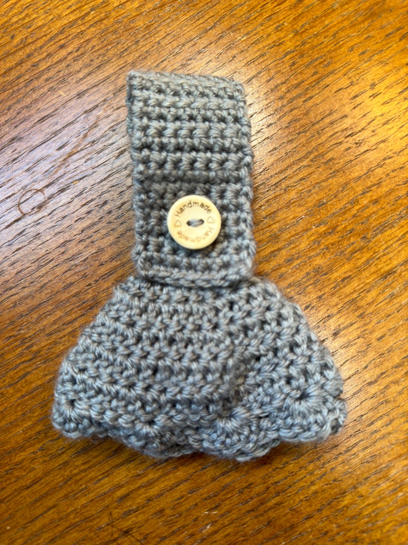 Closed gray crochet towel holder with wooden button