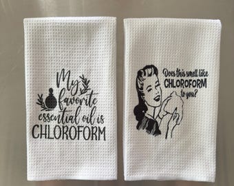 Pano de prato engraçado com a frase: "Isso cheira a clorofórmio para você?"