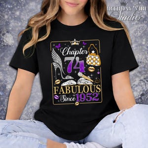 Puede incluir: Camiseta negra con un diseño gráfico que celebra un 74 cumpleaños. El diseño incluye las palabras "Chapter 74 Fabulous Since 1952" con imágenes de un tacón alto, un bolso, labios y una corona.