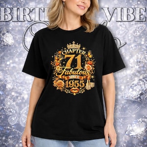 Puede incluir: Camiseta negra con un diseño floral dorado y naranja. El diseño incluye el texto "Chapter 71 Fabulous Since 1955" con una corona, mariposas, rosas y lápiz labial. La camiseta es de cuello redondo.