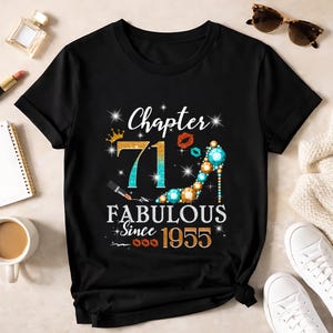 Puede incluir: Camiseta negra con un diseño gráfico que celebra un 71 cumpleaños. El diseño incluye el texto "Chapter 71 Fabulous Since 1955" con un zapato de tacón alto, una corona y un pintalabios.