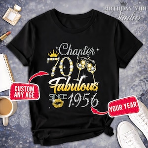 Puede incluir: Camiseta negra con un diseño de pedrería que celebra un 70 cumpleaños. El diseño incluye las palabras "Capítulo 70 Fabuloso Desde 1956" con copas de champán y una corona. La camiseta tiene el texto "Personaliza cualquier edad" y "Tu año".