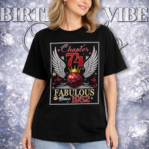 Puede incluir: Camiseta negra con un diseño gráfico para un 74 cumpleaños. El diseño incluye las palabras "Capítulo 74", "Fabuloso Desde 1952", una corona, alas y una bola de discoteca.