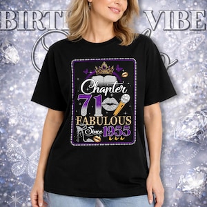 Puede incluir: Camiseta negra con un gráfico morado y dorado. El gráfico dice "Capítulo 71 Fabuloso Desde 1955" con una corona, mariposas, labios, un micrófono y un zapato de tacón.