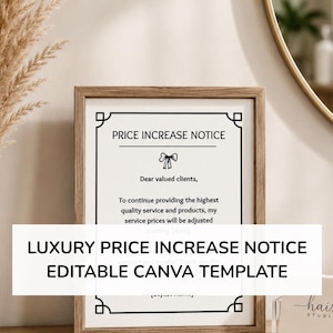 Può includere: Un "Avviso di aumento di prezzo" incorniciato con una cornice in legno. Il testo recita "Luxury Price Increase Notice Editable Canva Template". L'avviso include un fiocco e il testo "Dear valued clients". L'immagine è in un salone.