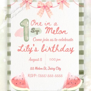 Puede incluir: Una invitación de cumpleaños con temática de sandía con el texto "One in a Melon" y "Lily's birthday". La invitación incluye la fecha, la hora y la información de RSVP. Lazos rosas y rodajas de sandía decoran el diseño.