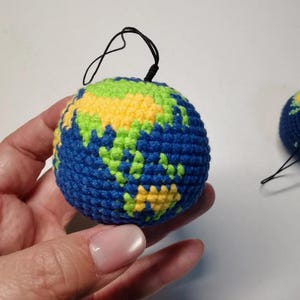 Può includere: Un set di tre tazze in ceramica con finitura opaca e macchiettata. Le tazze sono nei toni del crema, grigio chiaro e grigio scuro. Ogni tazza ha un design semplice e minimalista e un manico arrotondato.