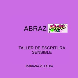 Puede incluir: Una taza de cerámica blanca con un asa negra y el texto "But First, Coffee" en negrita negra. La taza está sobre un fondo borroso. La taza mide aproximadamente 10 cm de altura.