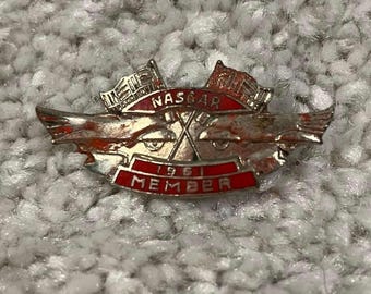 Pin de solapa vintage de 1961 de miembro de NASCAR con alas, recuerdos de carreras, tono rojo y plateado.
