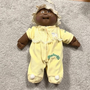 Könnte beinhalten: Ein Set aus drei Keramikbechern mit gesprenkelter, matter Oberfläche. Jeder Becher hat eine andere Farbe: hellblau, cremefarben und grau. Die Becher haben ein schlichtes, modernes Design und einen bequemen Griff.