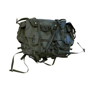 Può includere: Zaino in stile militare verde oliva con più scomparti e cinghie regolabili. Lo zaino presenta diverse fibbie e cinghie per fissare gli oggetti. Ha un design robusto e durevole, adatto per attività all'aperto e viaggi.