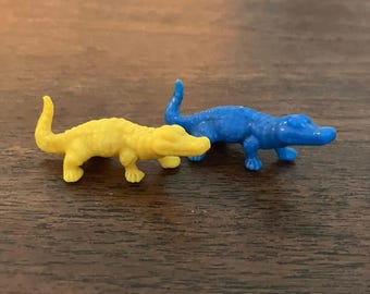 Figuras miniatura de cocodrilo y caimán de plástico de los años 80, color azul y amarillo, juego de 2