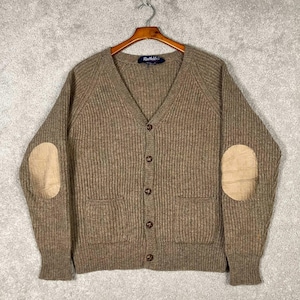 Könnte beinhalten: Ein Set aus drei Keramikbechern mit gesprenkelter, matter Oberfläche. Die Becher sind in Creme-, Hellgrau- und Dunkelgrautönen gehalten. Jeder Becher hat ein schlichtes, minimalistisches Design, ideal für Kaffee oder Tee.