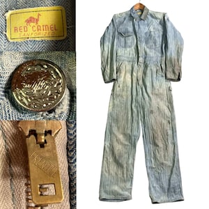 Può includere: Una tazza di ceramica bianca con manico nero e la scritta "But First, Coffee" in stile scritto a mano. La tazza è su una superficie bianca. La tazza è alta 10 cm.