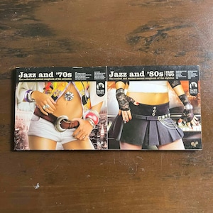 Puede incluir: Dos portadas de CD juntas. La portada izquierda, "Jazz and '70s", muestra a una mujer con un top colorido y pantalones cortos blancos. La portada derecha, "Jazz and '80s", presenta a una mujer con una falda negra y guantes sin dedos. Ambas portadas tienen el logo "The NYC Series".