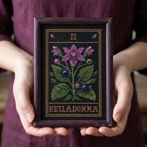 Patrón de punto de cruz de la serie Tarot Botánico II: La Suma Sacerdotisa Belladona (Patrón en PDF)