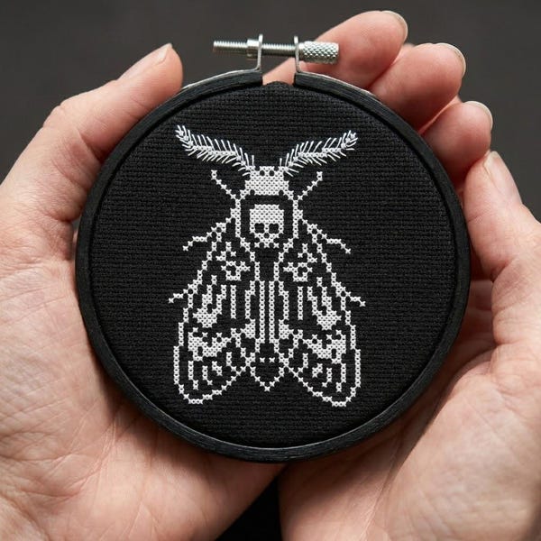 Wzór haftu krzyżykowego: mała ćma śmiercionośna – Micro Gothic Moth (PDF)