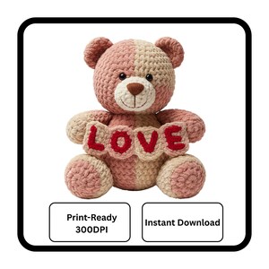Op de afbeelding: Een handgemaakte gehaakte teddybeer in roze en beige, met een banner met het woord "LOVE" in het rood. De beer heeft een bruine neus en zit. De afbeelding bevat ook de tekst "Print-Ready 300DPI" en "Instant Download".