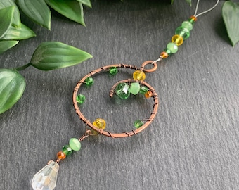 Green Crystal Suncatcher - Witchy Aesthetic Room Decor - Copper Wire Boho Wall Art Altar Decoration - Botanical Hanging Ornament for Garden