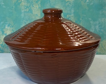 Vintage JC STONEWARE Basket Weave Pattern Covered Casserole Dish #805 Ovenproof