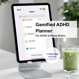 Op de afbeelding: Een tablet met de interface van de "Gamified ADHD Planner" app, gehouden door een zilveren standaard. Het scherm toont app-functies zoals "Current Flow" en "Daily Log". Een glas groene drank en een bril staan op de voorgrond.