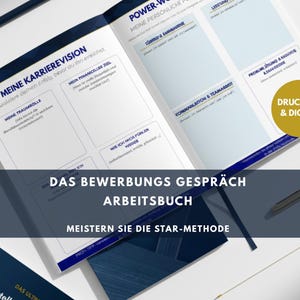 Puede incluir: Un cuaderno abierto con texto en alemán, "DAS BEWERBUNGS GESPRÄCH ARBEITSBUCH", y "MEISTERN SIE DIE STAR-METHODE". Las páginas tienen secciones para rellenar. Bolígrafos y un bolígrafo dorado están sobre la superficie blanca. Un círculo dorado con "DRUCKBAR & DIGITAL" es visible.