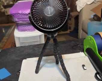 Breezy Buddy: Ventilador portátil para cochecito Momcozy con luz LED, trípode flexible, 4 velocidades y cable tipo C.