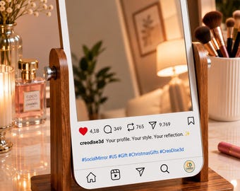 Op de afbeelding: Een houten tafelspiegel in de vorm van een social media interface. Het frame bevat een profielkop voor creodise3d, een centraal spiegeloppervlak en een onderste balk met iconen. De tekst bevat 'creodise3d', 'Your profile. Your style. Your reflection.' en hashtags.