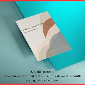 Op de afbeelding: Een kaart met de titel "SAY THIS INSTEAD" met de ondertitel "Tantrum Defusal Cards" wordt weergegeven op een turquoise oppervlak. De kaart bevat abstracte vormen in bruin, beige en grijs. De tekst hieronder luidt: "Say this instead. Real phrases for real tantrums, for kids and the adults trying to survive them."
