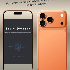 Peut inclure: Deux smartphones orange sont présentés. L'un affiche le texte "Social Decoder" avec la légende "Cartes pour les textos, le silence, les signaux mixtes et la surréflexion". L'autre téléphone a trois objectifs de caméra et un flash à l'arrière. Le texte "Cartes imprimables pour adolescents" est également visible.