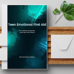 Może przedstawiać: Biała karta z tekstem "Teen Emotional First Aid" w kolorze teal. Karta ma abstrakcyjne tło w kolorze teal i czarnym. Na karcie znajduje się również tekst "For emotional emergencies. Not a diary. Not a lecture. Open when things go sideways."