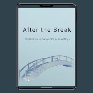 Può includere: Un tablet digitale mostra il testo "After the Break" sopra "Gentle Breakup Support Kit for Hard Days". Sotto c'è un'illustrazione ad acquerello di un ponte di pietra. Il tablet è su uno sfondo verde acqua.