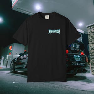Camiseta con diseño de coche de gasolinera neón / Estampado retro vaporwave nocturno
