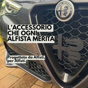 May include: Close-up of a gray Alfa Romeo car grille with the Alfa Romeo emblem. The text "L'ACCESSORIO CHE OGNI ALFISTA MERITA" is displayed in white. Below the text is the phrase "Progettato da Alfisti, per Alfisti."
