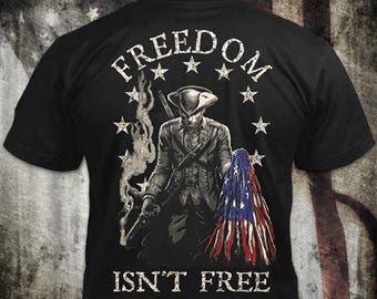 自由は無料ではない - ダメージ加工された革命軍兵士のアメリカ国旗Tシャツ：愛国心あふれる1776年の贈り物